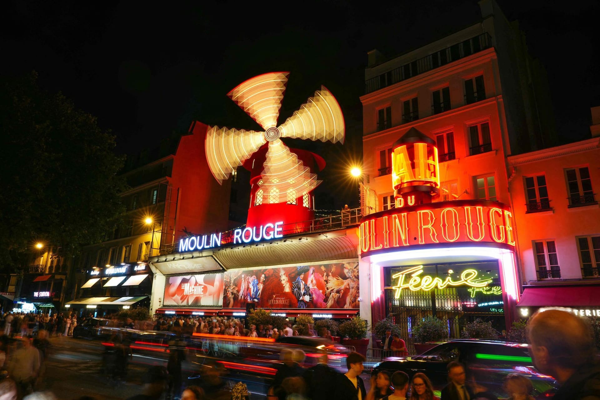Flügel der Windmühle des Moulin Rouge drehen sich wieder