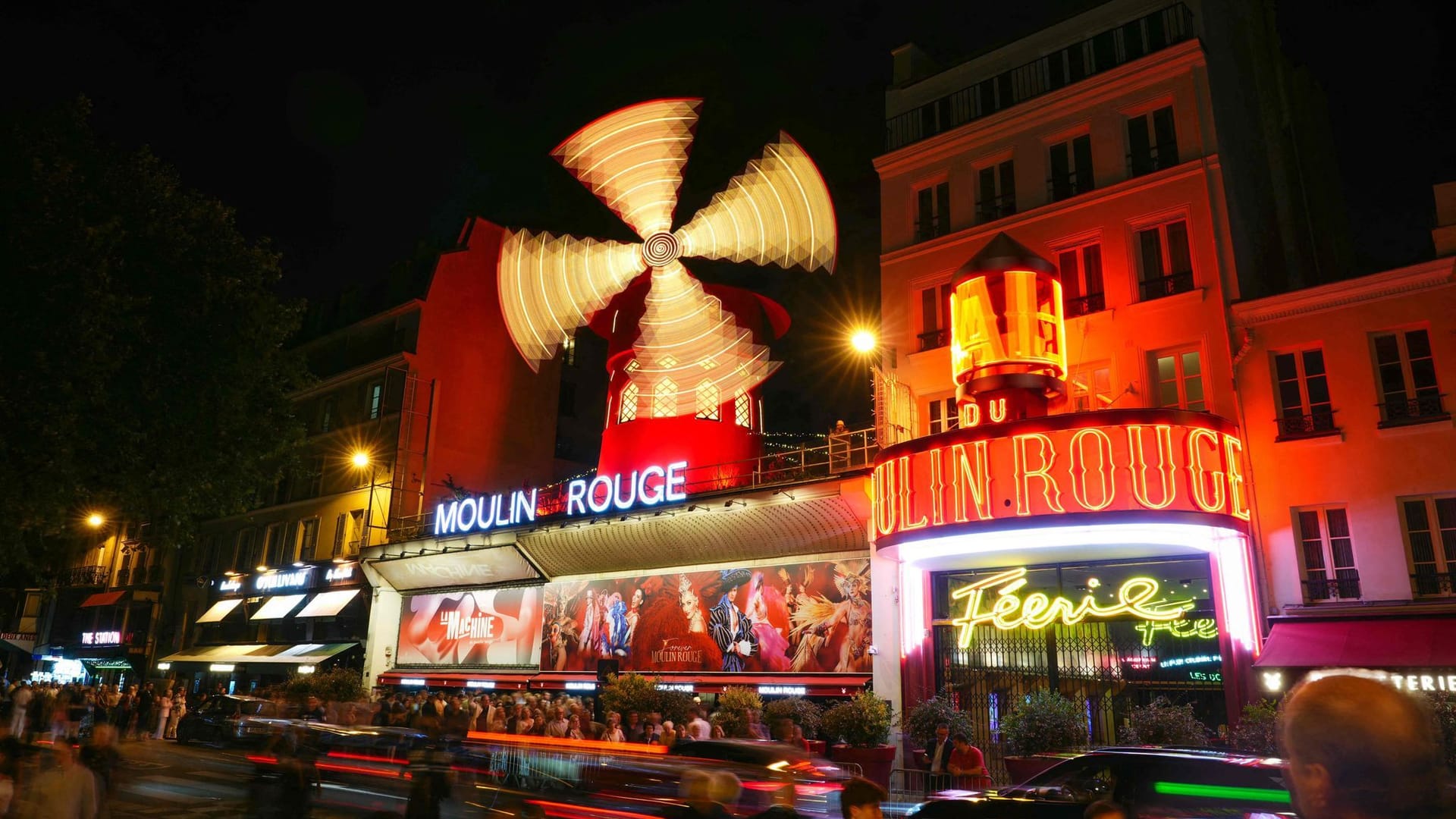 Flügel der Windmühle des Moulin Rouge drehen sich wieder