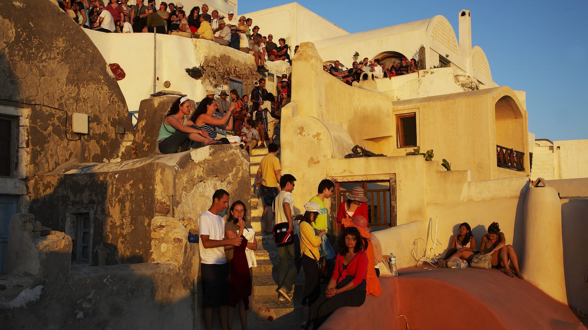 Menschen überall: Auf Santorini gibt es zu bestimmten Tageszeiten kaum eine Möglichkeit, in Ruhe die Straßen entlangzulaufen. Menschen überall: Auf Santorini gibt es zu bestimmten Tageszeiten kaum eine Möglichkeit, in Ruhe die Straßen entlangzulaufen.
