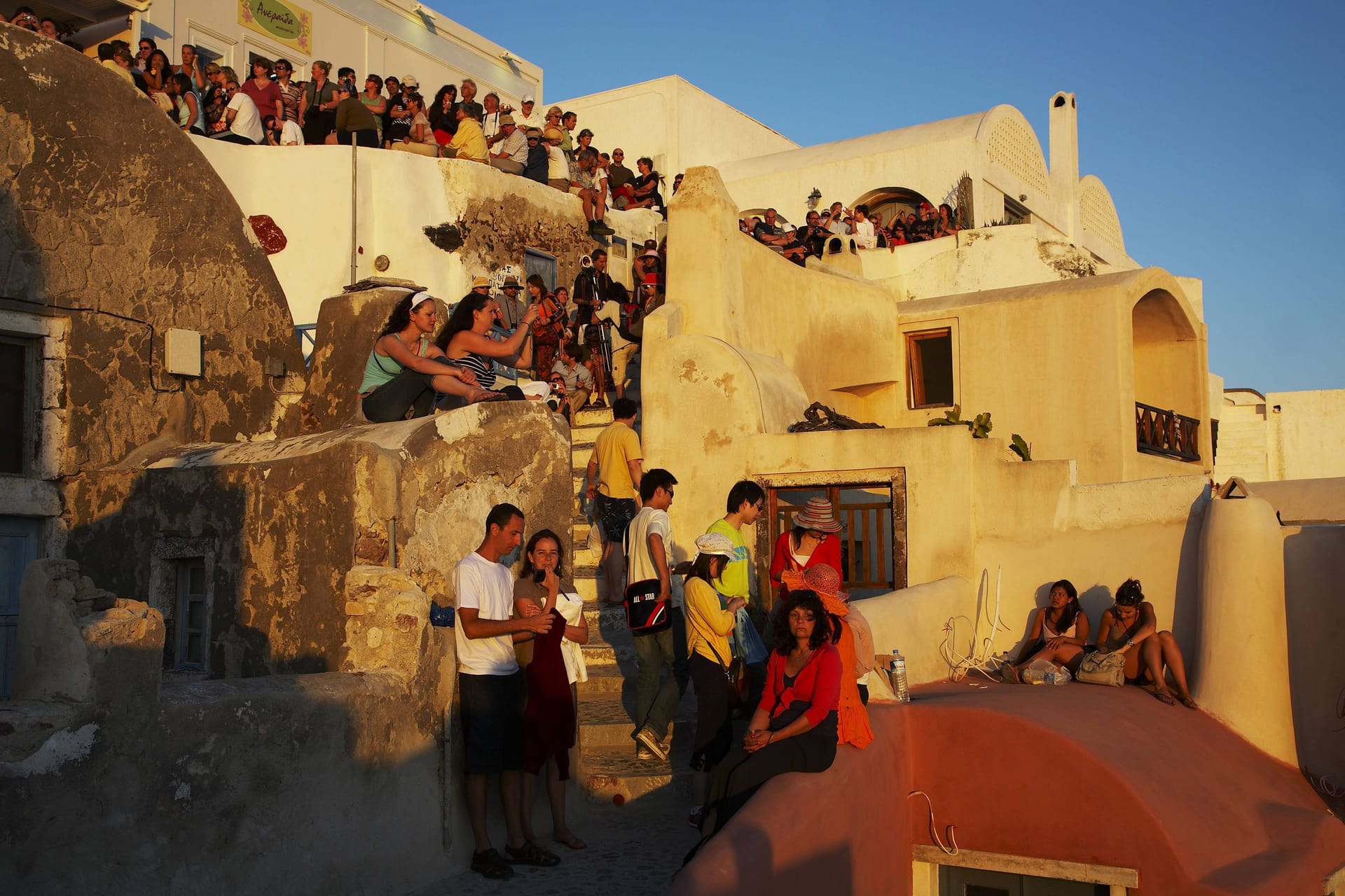 Menschen überall: Auf Santorini gibt es zu bestimmten Tageszeiten kaum eine Möglichkeit, in Ruhe die Straßen entlangzulaufen.