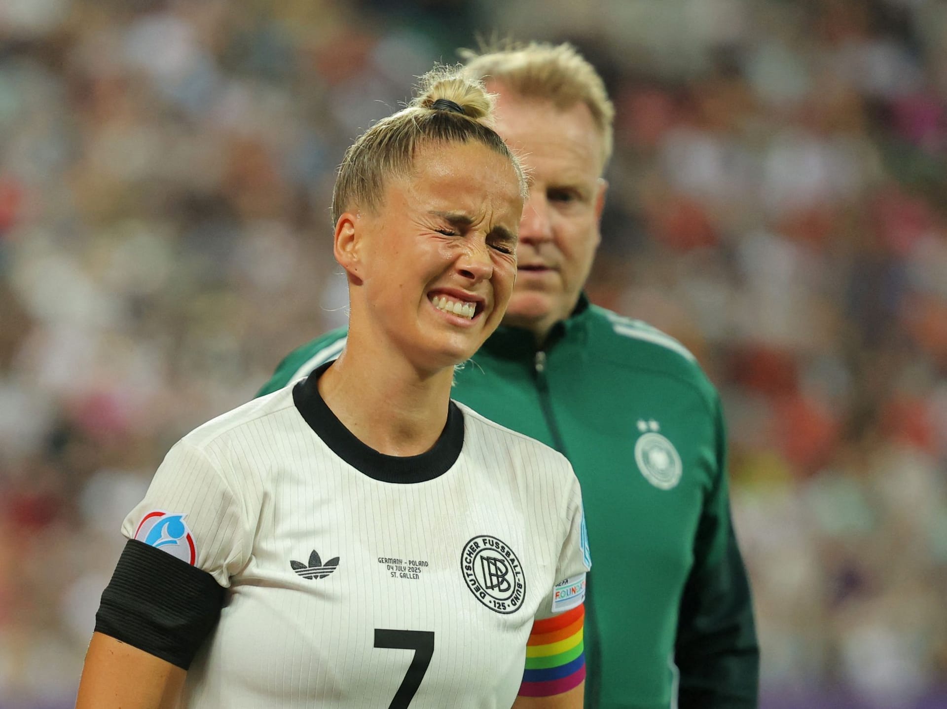 Giulia Gwinn (bis 40. Minute): Die Kapitänin startete hellwach in die Partie, schaltete sich erstmals per Flanke (15.) und später auch per Kopfballversuch (33.) ins Offensivspiel ein. Rettete mit ihrer Grätsche gegen Pajor bockstark (36.) – verletzte sich dabei allerdings offenbar schwer. Mit Tränen im Gesicht musste sie vorzeitig runter. Note: 2 Giulia Gwinn (bis 40. Minute): Die Kapitänin startete hellwach in die Partie, schaltete sich erstmals per Flanke (15.) und später auch per Kopfballversuch (33.) ins Offensivspiel ein. Rettete mit ihrer Grätsche gegen Pajor bockstark (36.) – verletzte sich dabei allerdings offenbar schwer. Mit Tränen im Gesicht musste sie vorzeitig runter. Note: 2