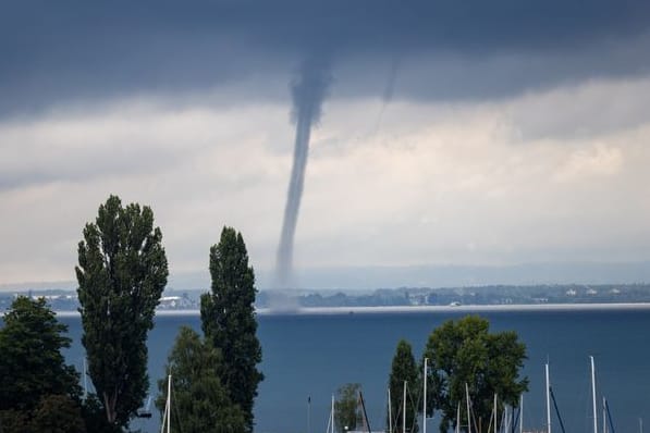 Eine Wasserhose zieht am Dienstag über den Bodensee: Verletzt wurde niemand. Eine Wasserhose zieht am Dienstag über den Bodensee: Verletzt wurde niemand.