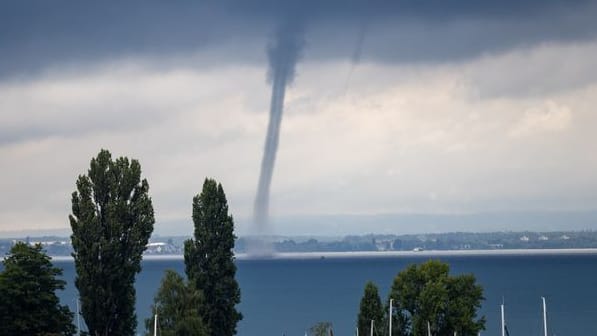Eine Wasserhose zieht am Dienstag über den Bodensee: Verletzt wurde niemand.