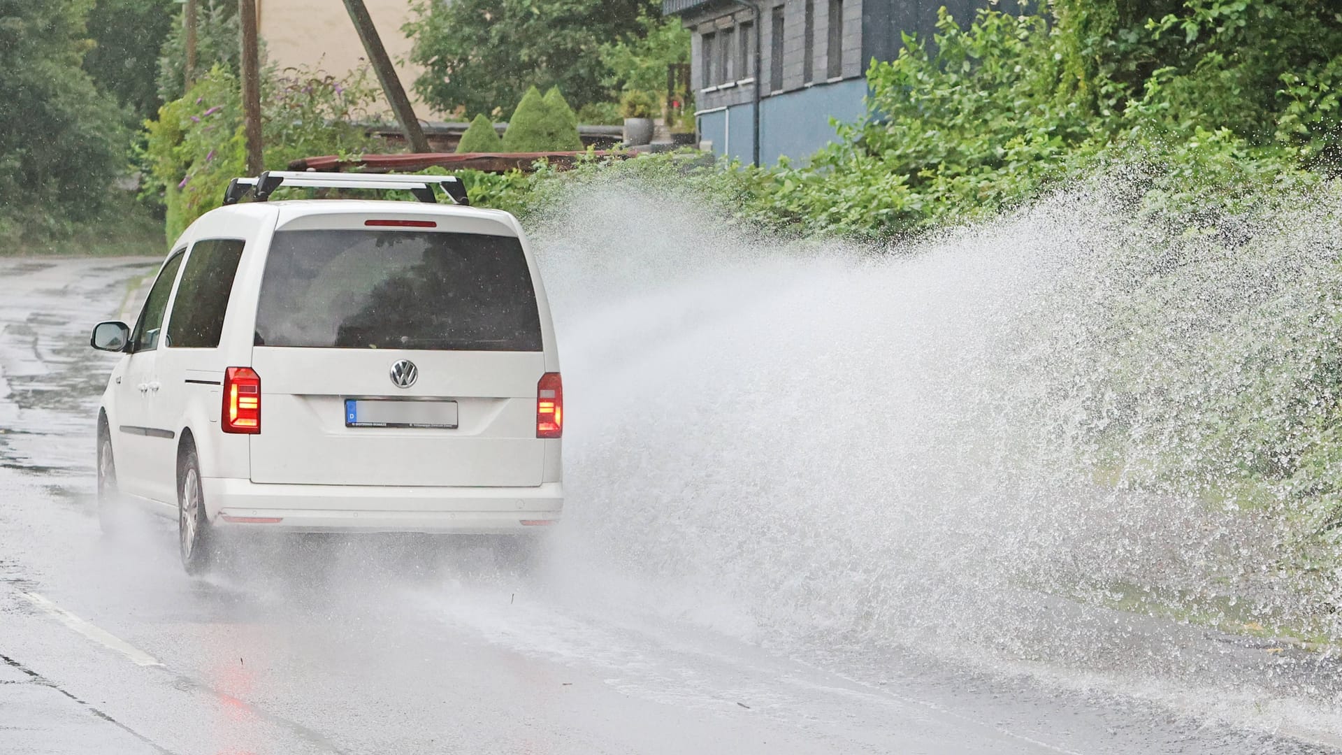 Ein Auto fährt durch strömenden Regen (Symbolbild): In Köln und der Region werden noch bis Mittwoch schwere Unwetter mit Hagel erwartet. Ein Auto fährt durch strömenden Regen (Symbolbild): In Köln und der Region werden noch bis Mittwoch schwere Unwetter mit Hagel erwartet.