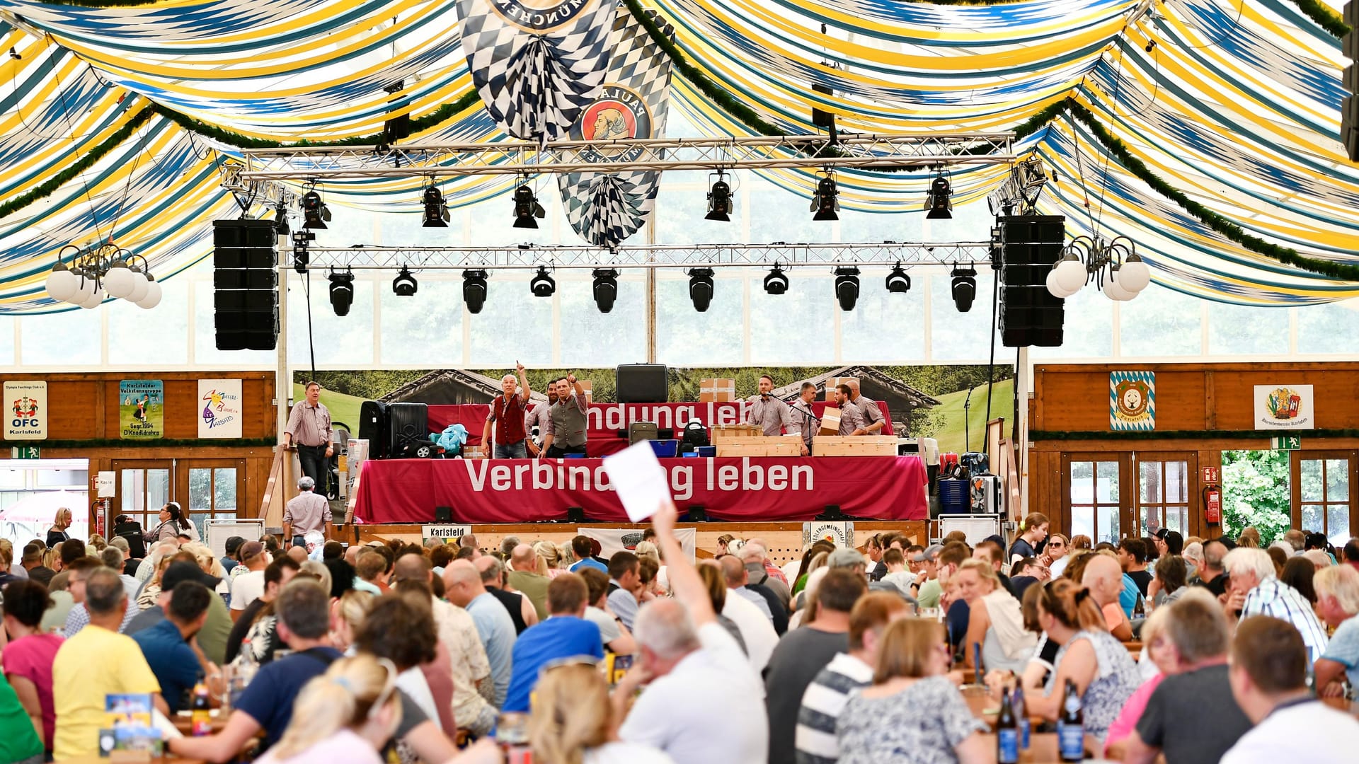 Das Festzelt beim Karlsfelder Siedlerfest (Archivbild): Die Auktion findet mitten im Zelt statt.