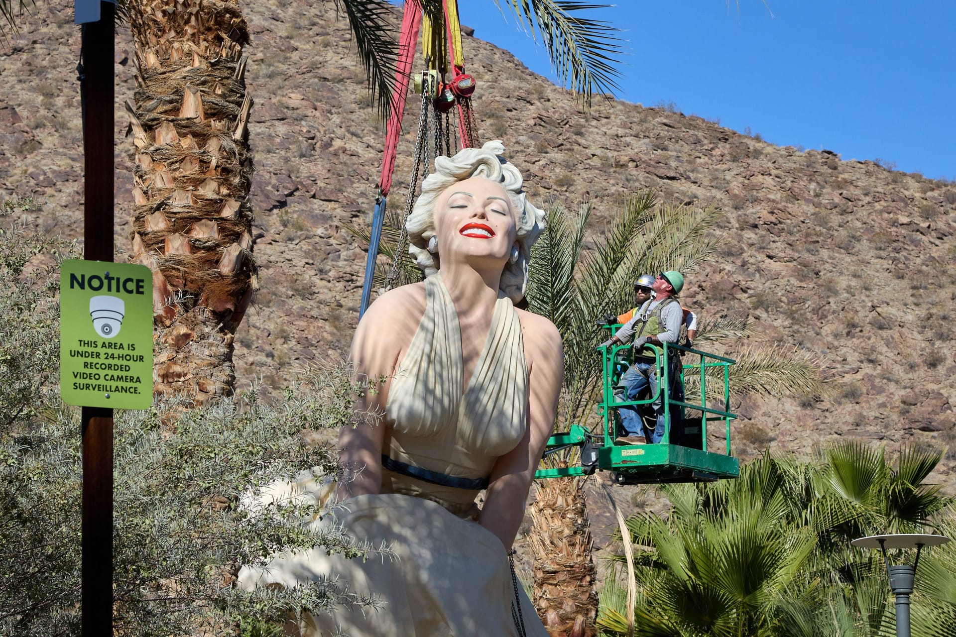 Marilyn Monroe schwebt über Palm Springs: Die zwölf Meter hohe Skulptur der Schauspielerin wurde im Februar 2025 Downtown errichtet.