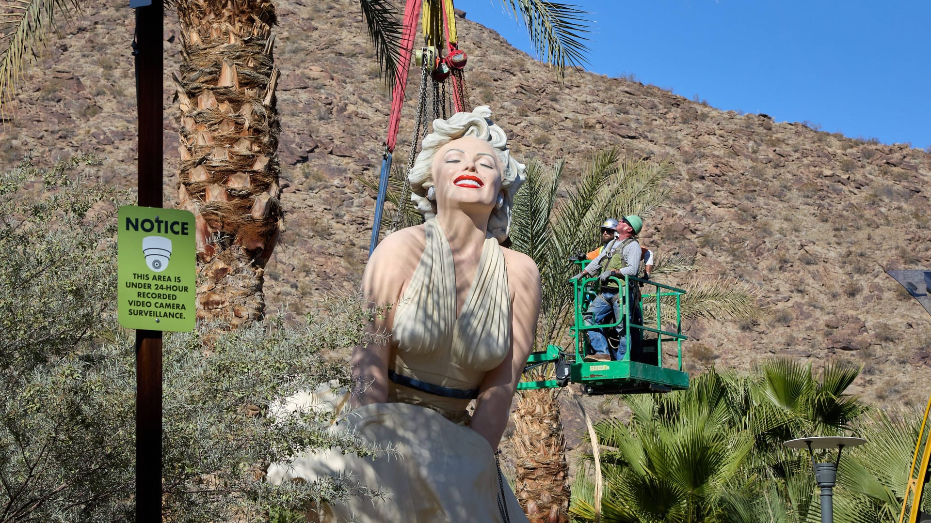 Marilyn Monroe schwebt über Palm Springs: Die zwölf Meter hohe Skulptur der Schauspielerin wurde im Februar 2025 Downtown errichtet.