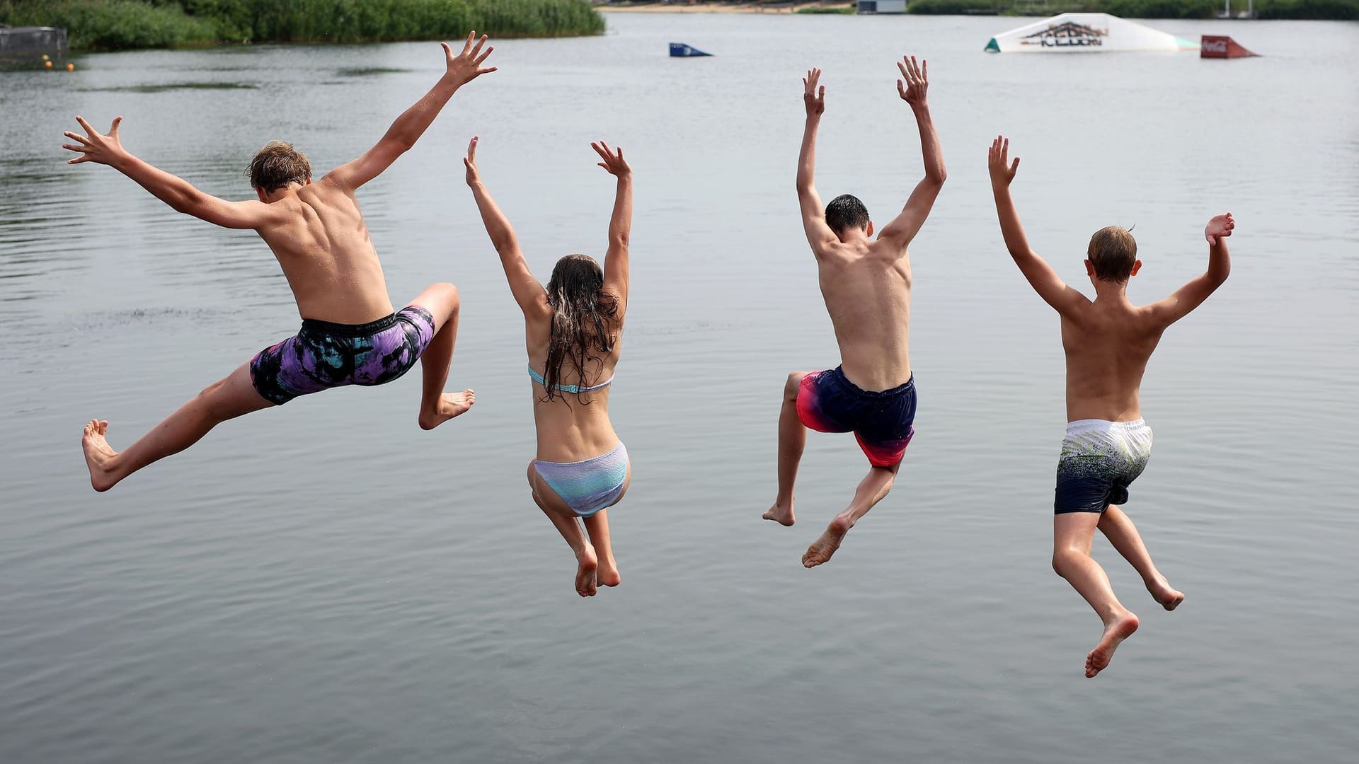 Kinder springen in einem See