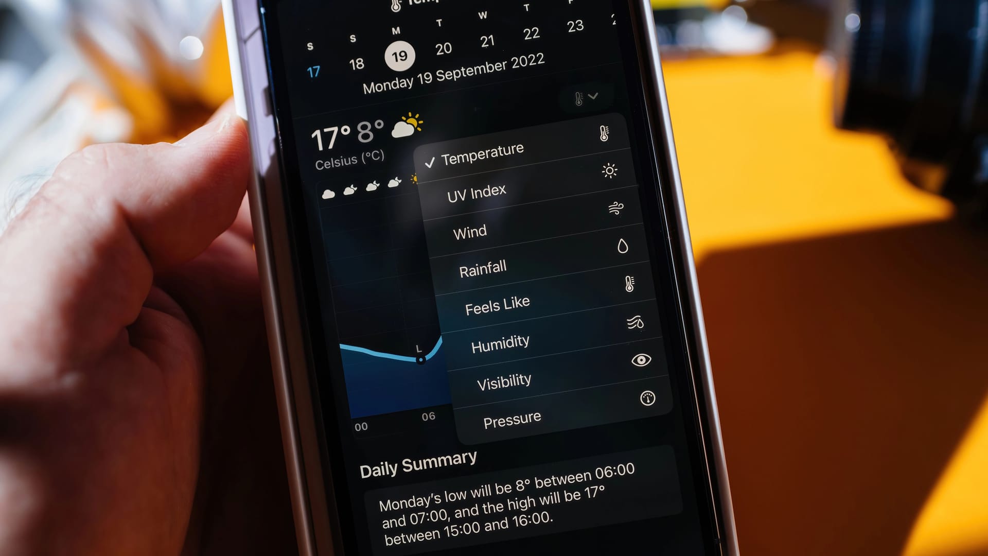 Eine Wetter-App zeigt unter anderem den UV-Index an (Symbolbild): Warum stimmt dieser Wert nicht immer mit dem der "Tagesschau" überein?