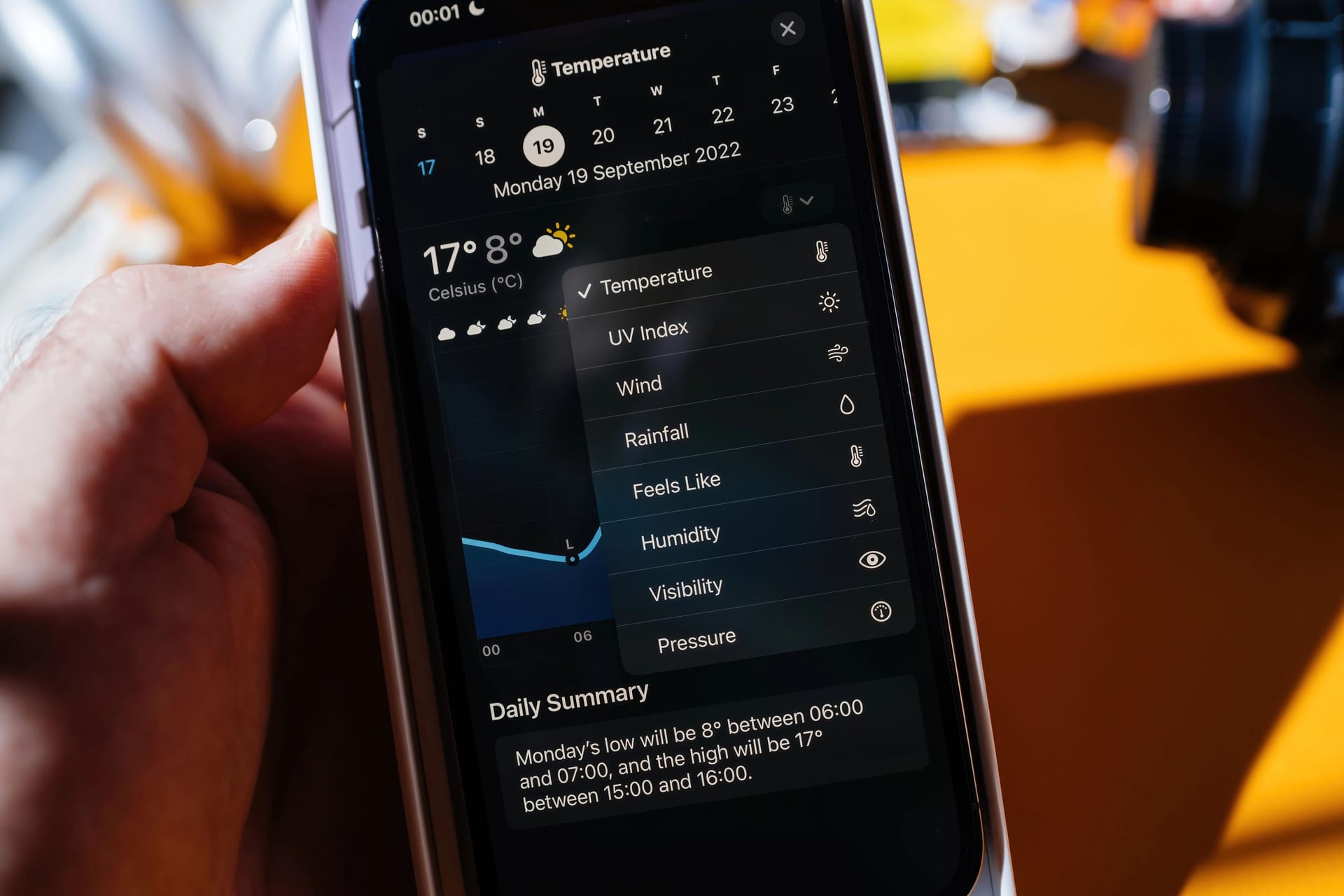 Eine Wetter-App zeigt unter anderem den UV-Index an (Symbolbild): Warum stimmt dieser Wert nicht immer mit dem der "Tagesschau" überein?