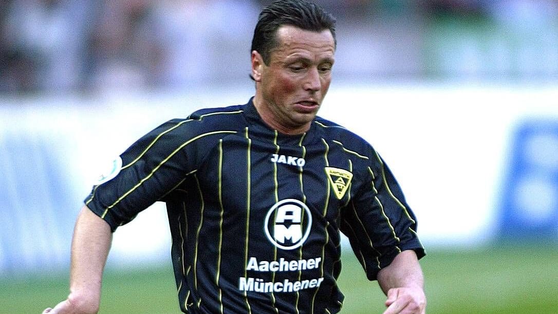 Alemannia-Ikone Willi Landgraf im DFB-Pokalfinale 2004 gegen Bremen: Das neue Trikot ist an das Design angelehnt.