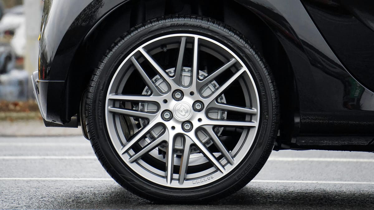 Platter-Reifen-Warum-viele-Autofahrer-den-ADAC-rufen