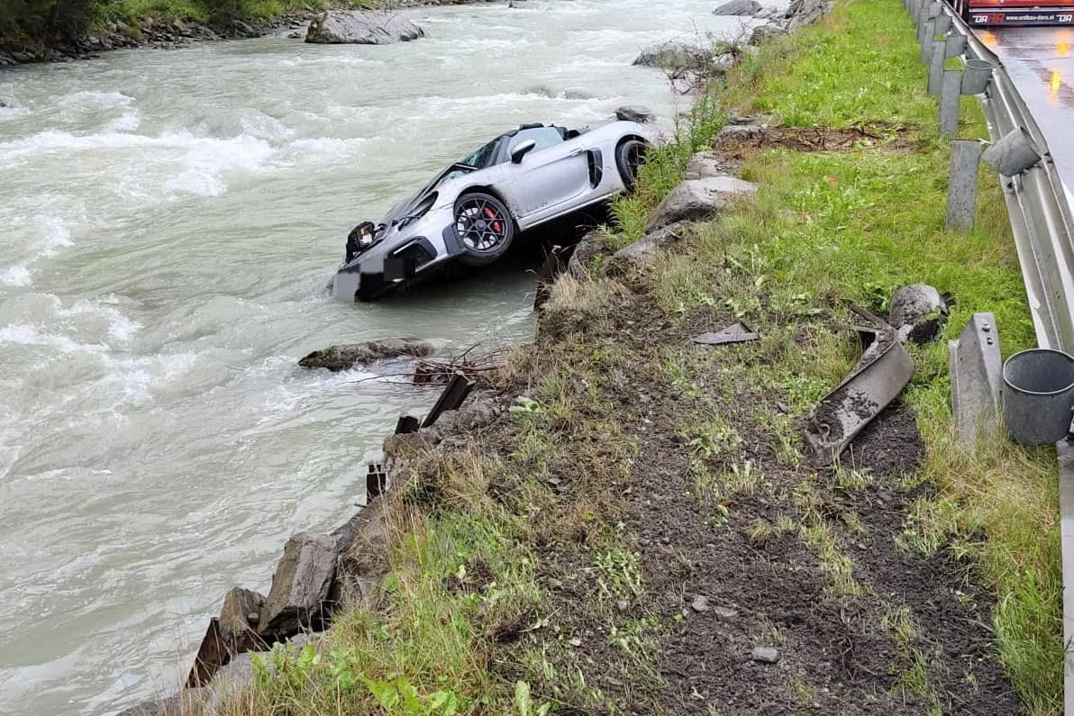 Leitplanke durchbrochen: Der demolierte Porsche liegt nach dem Unfall im Fluss Trisanna.