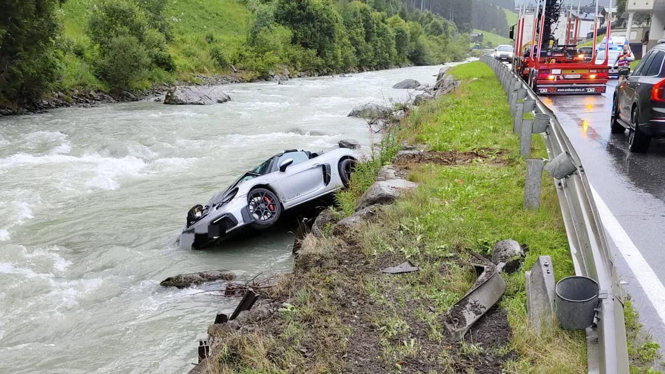 Leitplanke durchbrochen: Der demolierte Porsche liegt nach dem Unfall im Fluss Trisanna. Leitplanke durchbrochen: Der demolierte Porsche liegt nach dem Unfall im Fluss Trisanna.