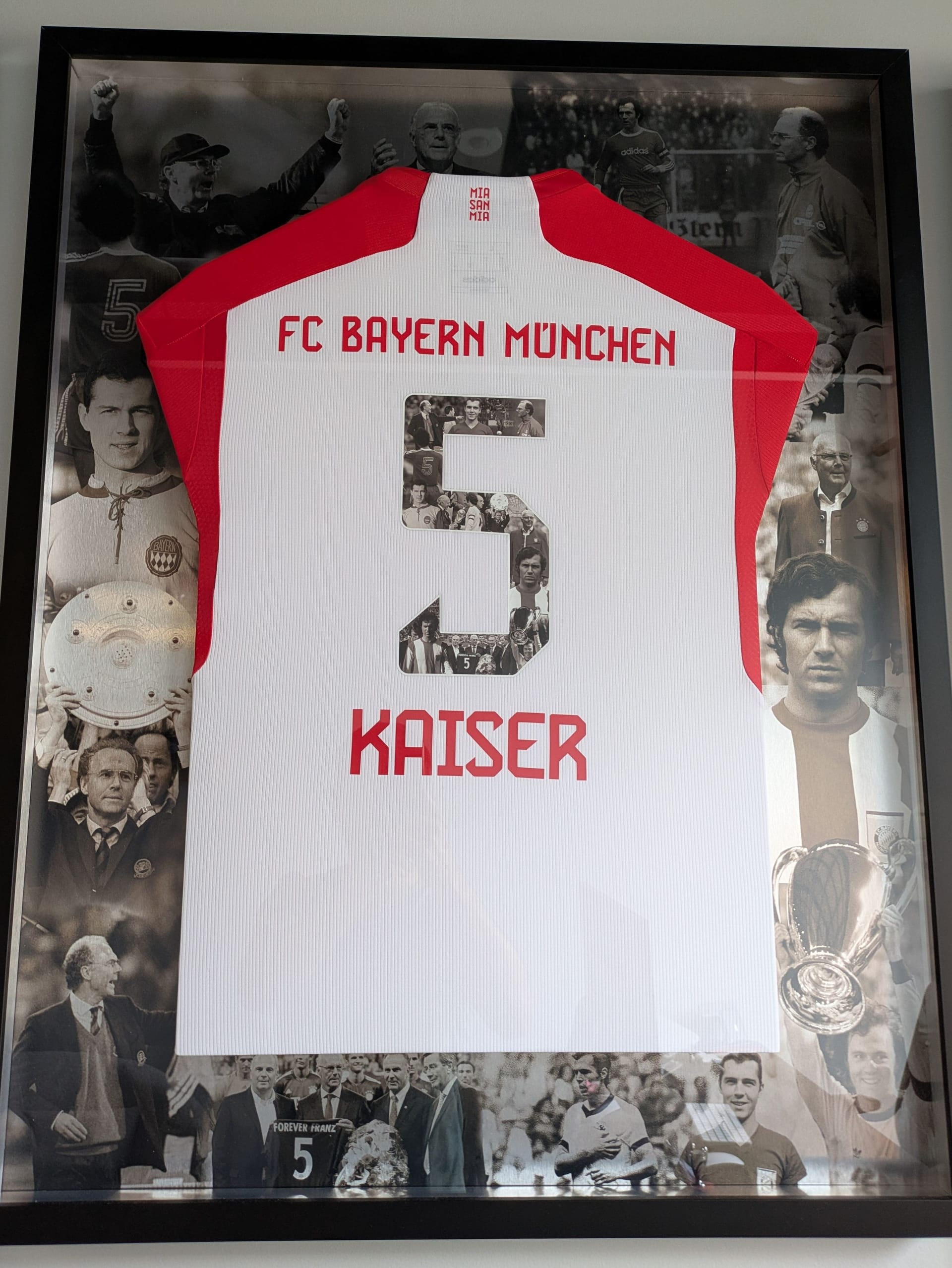 Ein besonderes Erinnerungsstück: Das Trikot mit der Nummer 5 wird nach dem Tod von Franz Beckenbauer nun nicht mehr vergeben.