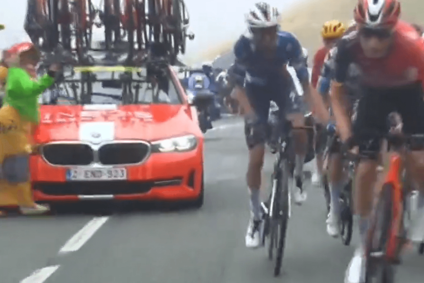 Verhängnisvoller Moment: Das rote Begleitfahrzeug vom Team Ineos (li.) fährt eine Person am Straßenrand an.