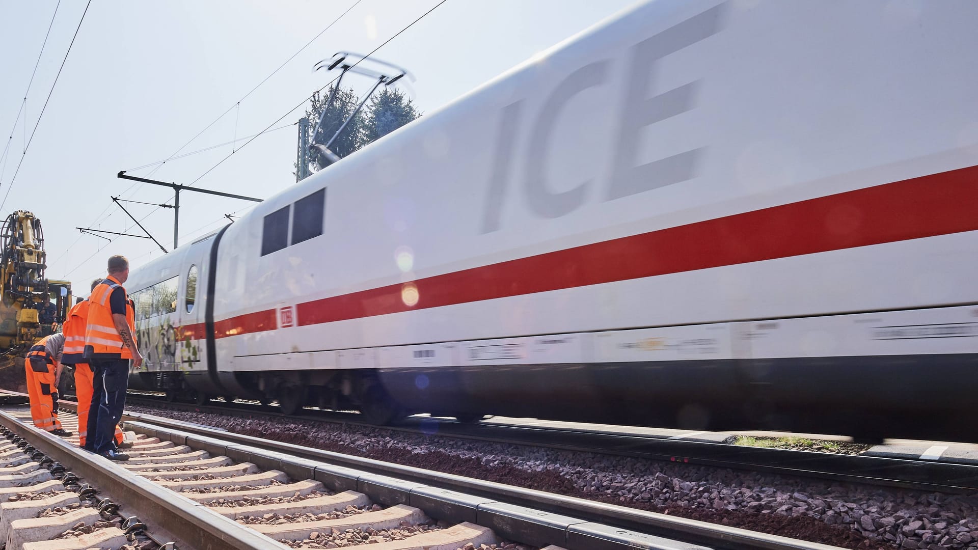 Gleisbauarbeiten (Symbolbild): Auf rund 280 Kilometern werden Gleise, Signaltechnik und Bahnhöfe erneuert. Gleisbauarbeiten (Symbolbild): Auf rund 280 Kilometern werden Gleise, Signaltechnik und Bahnhöfe erneuert.