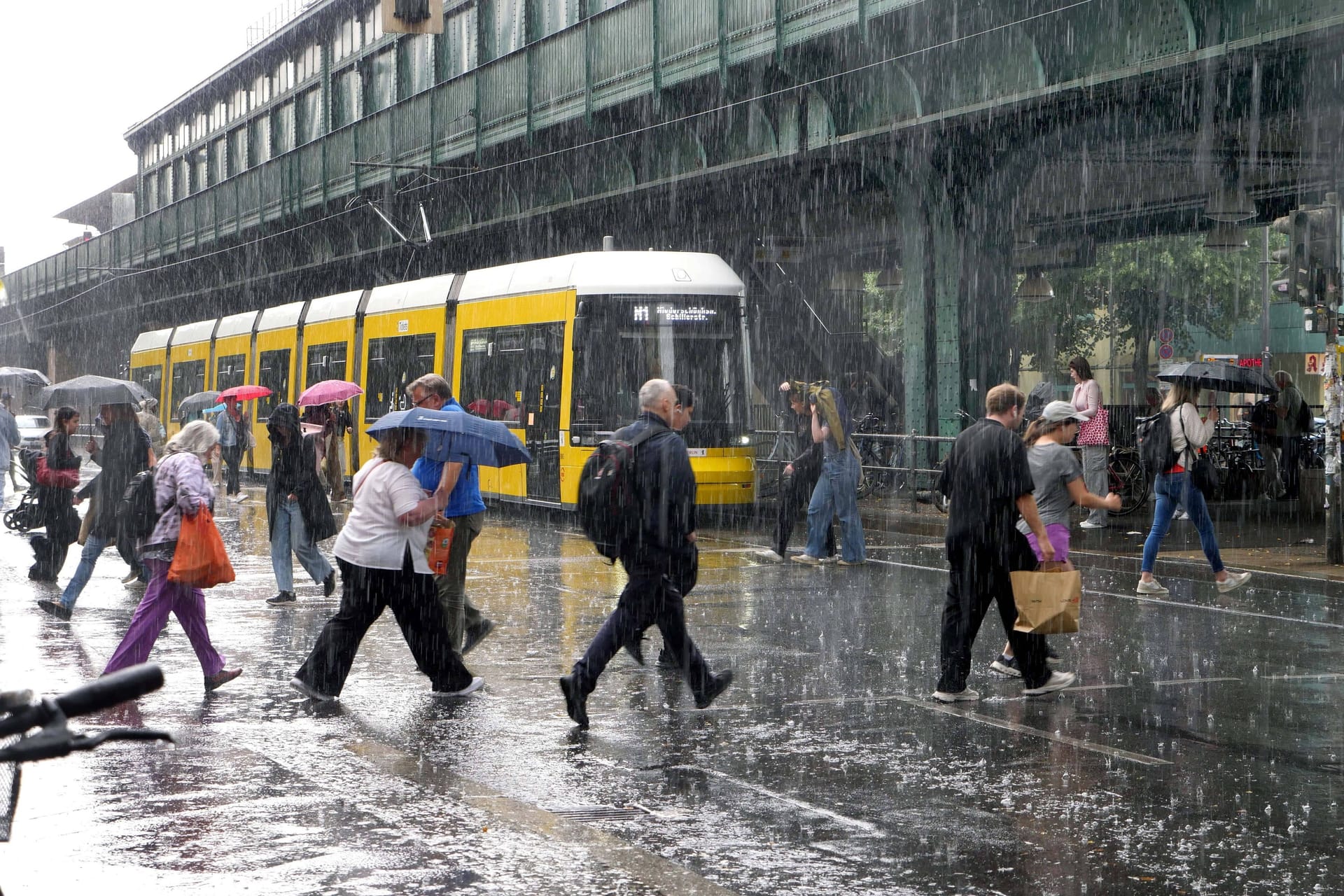 Heftiger Regen in Berlin (Archivbild): Auch in der Hauptstadt ist laut DWD Dauerregen möglich.