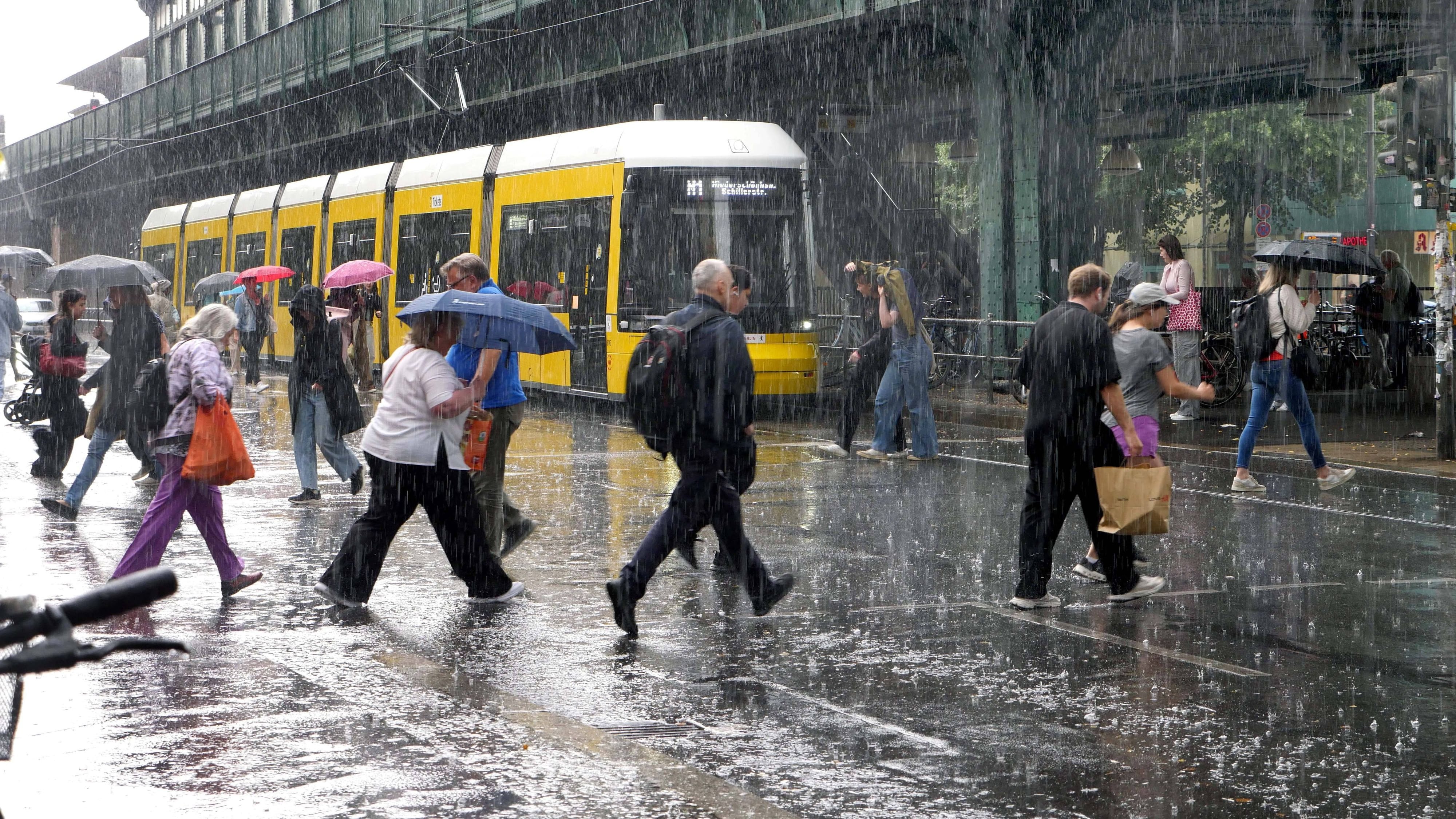 Heftiger Regen in Berlin (Archivbild): Auch in der Hauptstadt ist laut DWD Dauerregen möglich.