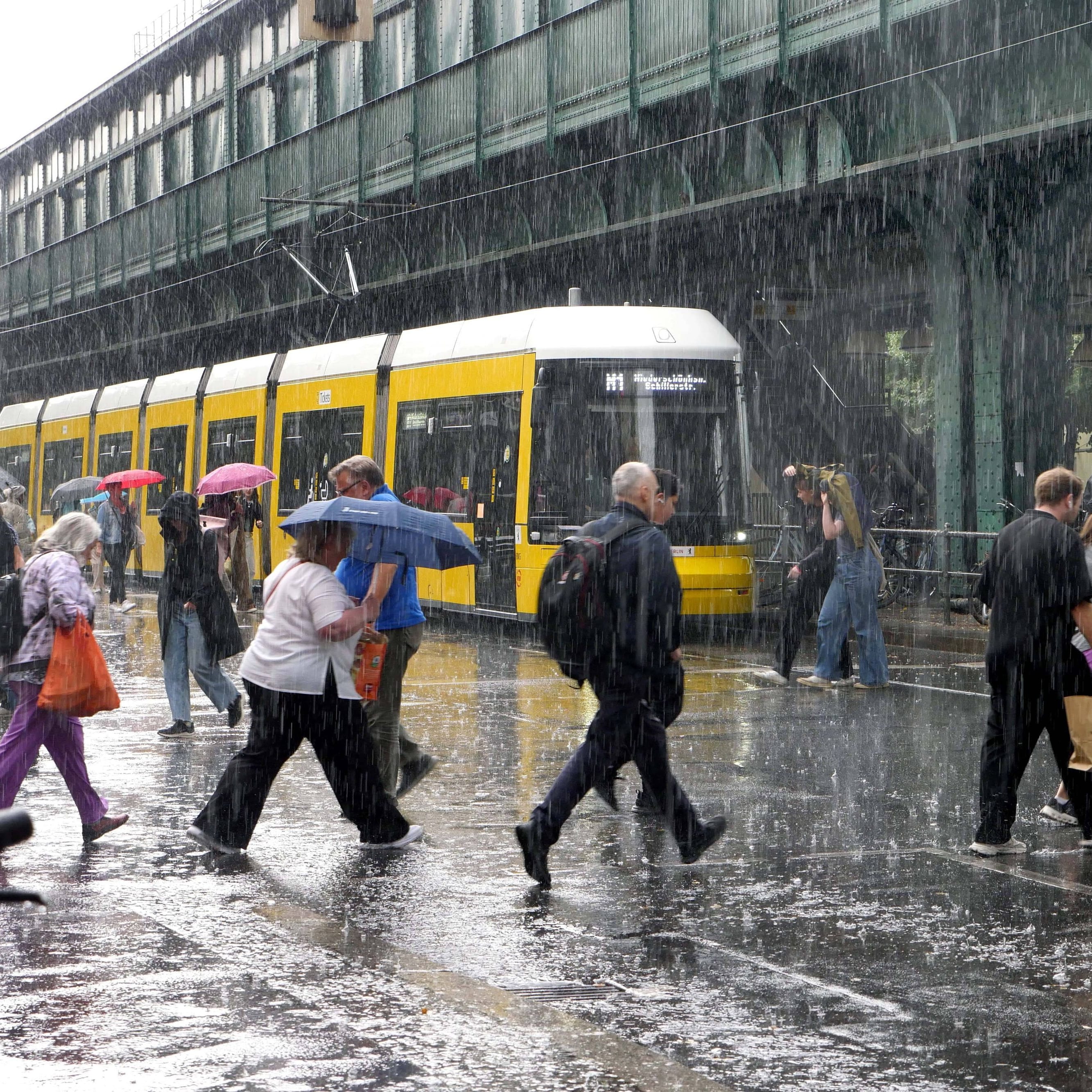 Heftiger Regen in Berlin (Archivbild): Auch in der Hauptstadt ist laut DWD Dauerregen möglich.