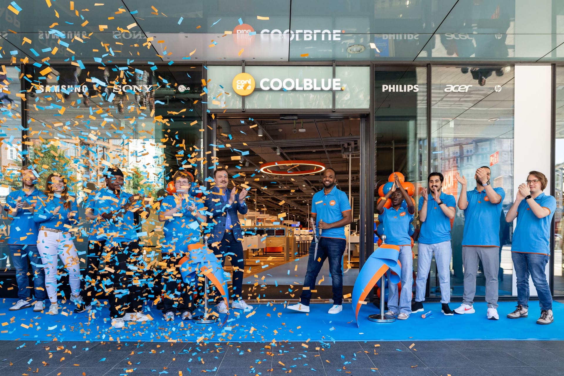 Menschen bei der Eröffnung des Coolblue-Stores in Hamburg: Die Filiale am Gänsemarkt ist die erste in ganz Norddeutschland. Menschen bei der Eröffnung des Coolblue-Stores in Hamburg: Die Filiale am Gänsemarkt ist die erste in ganz Norddeutschland.