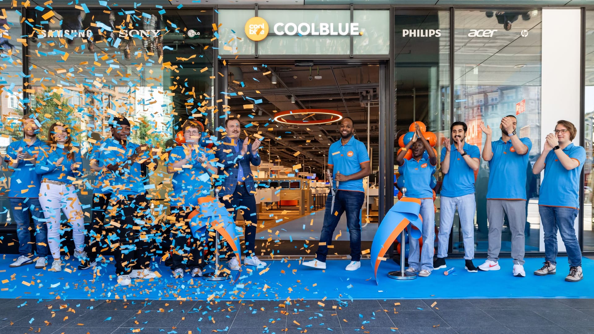 Menschen bei der Eröffnung des Coolblue-Stores in Hamburg: Die Filiale am Gänsemarkt ist die erste in ganz Norddeutschland.
