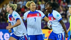 Verrücktes Elfmeterschießen: Titelverteidiger England weiter