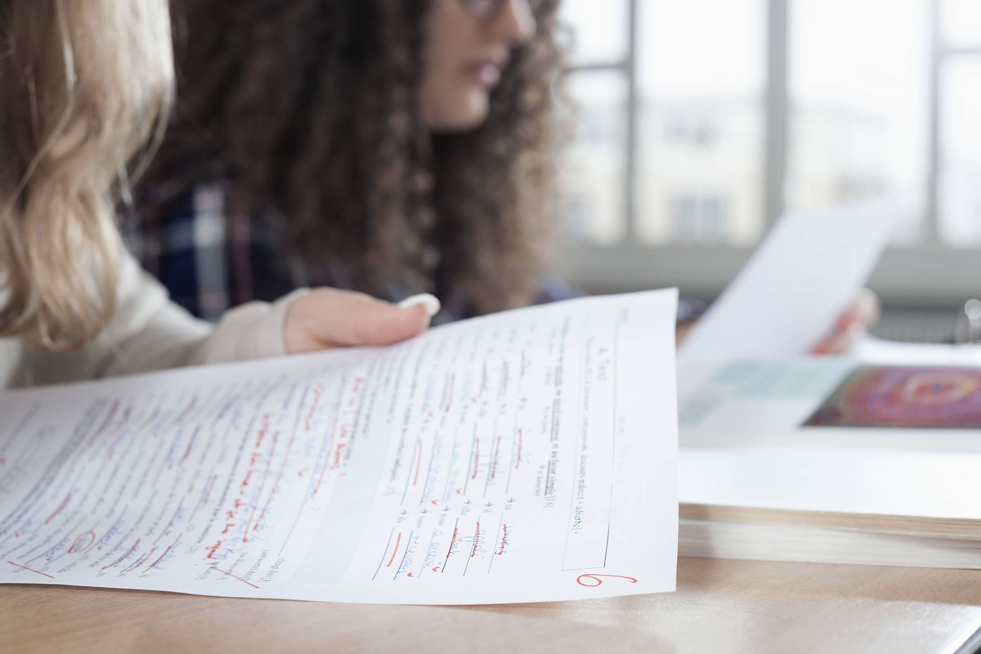 Schüler mit ihren Prüfungsergebnissen (Symbolfoto): In der bayerischen Schülerschaft gibt es Widerstand gegen die "Exen" – die Politik bleibt dabei.