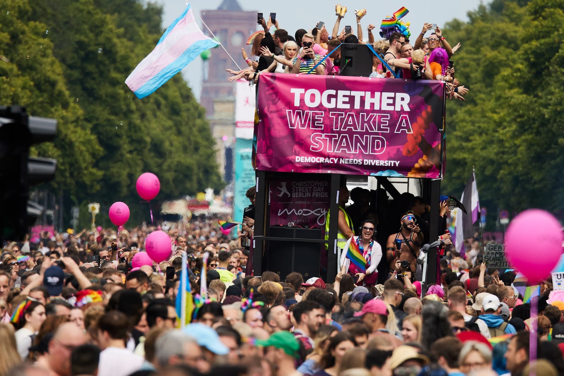 Menschen feiern beim Berlin Pride-Umzug zum Christopher Street Day (Archivbild): Auch in diesem Jahr rechnen die Organisatoren mit Hunderttausenden Teilnehmern.