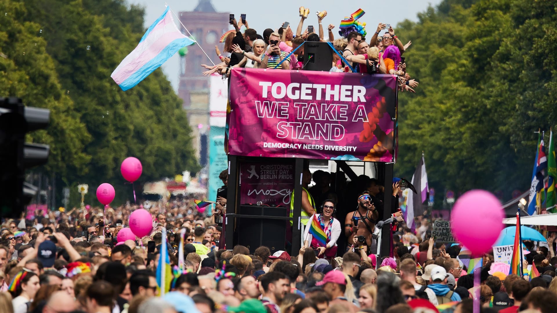 Menschen feiern beim Berlin Pride-Umzug zum Christopher Street Day (Archivbild): Auch in diesem Jahr rechnen die Organisatoren mit Hunderttausenden Teilnehmern.