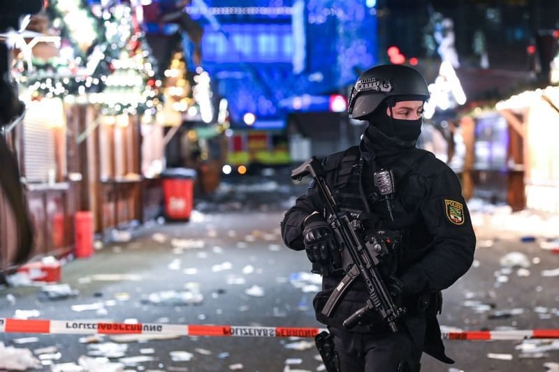 Ein schwer bewaffneter Polizist auf dem verwüsteten Weihnachtsmarkt in Magdeburg (Archivbild): Der mutmaßliche Attentäter muss zum dritten Mal verlegt werden.