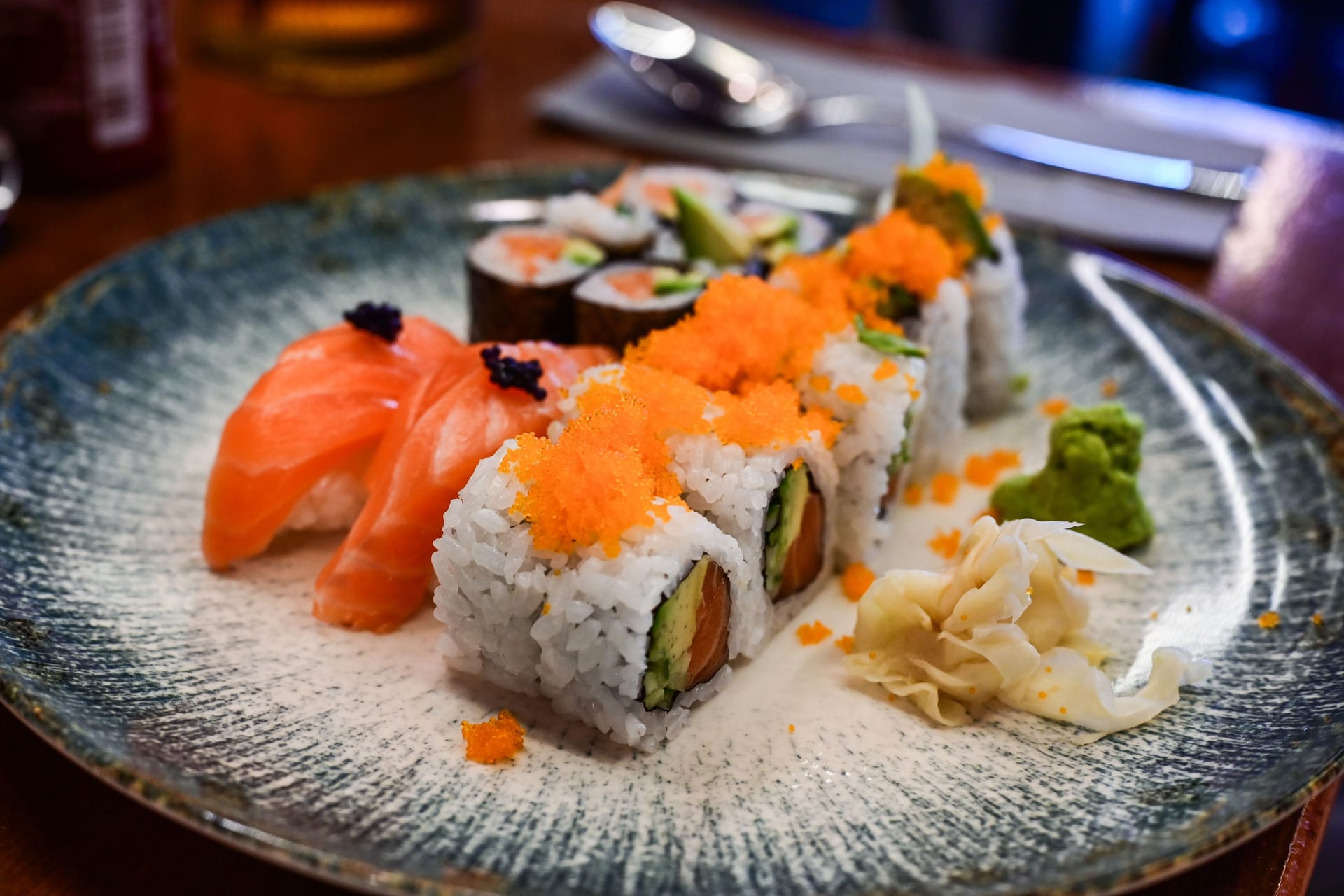 Sushi in einem Restaurant (Symbolbild): Der Umgang mit rohem Fisch war unsachgemäß.