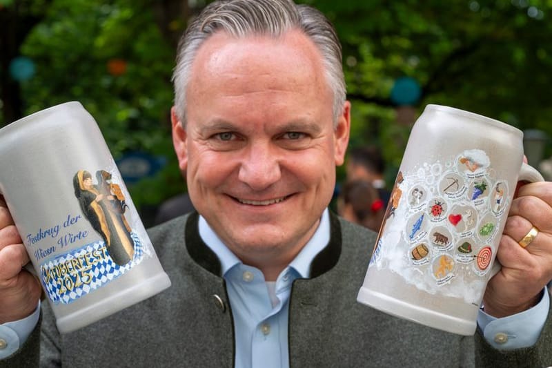 Wirtschaftsreferent Christian Scharpf (SPD) mit dem neuen Bierkrug der Wiesn-Wirte für das Jahr 2025: Es ist seine erste Wiesn als Wiesnchef.