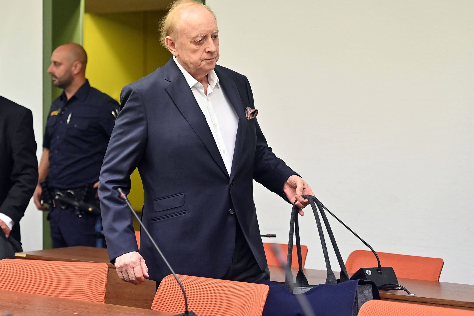 Alfons Schuhbeck brachte ein Sitzkissen mit zum Prozess.