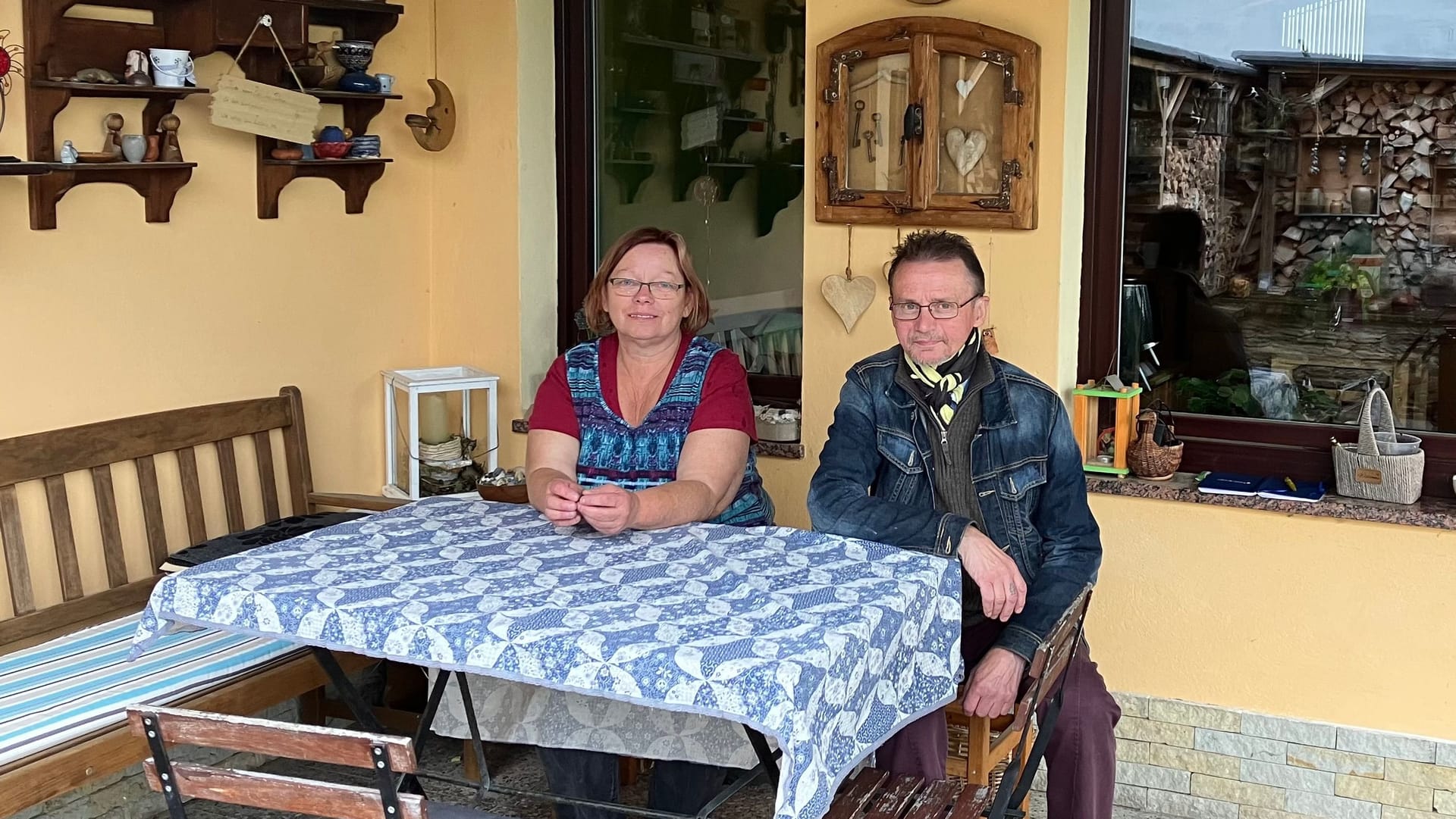 Meiken und Andreas Bauer auf ihrer Terrasse in Somsdorf.