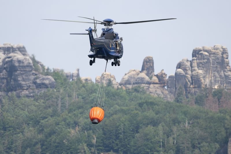 Ein Hubschrauber fliegt über einem Löschwasser-Bassin (Archivbild): Die verheerenden Waldbrände im Sommer 2022 haben ein letztes Alarmsignal gewirkt.