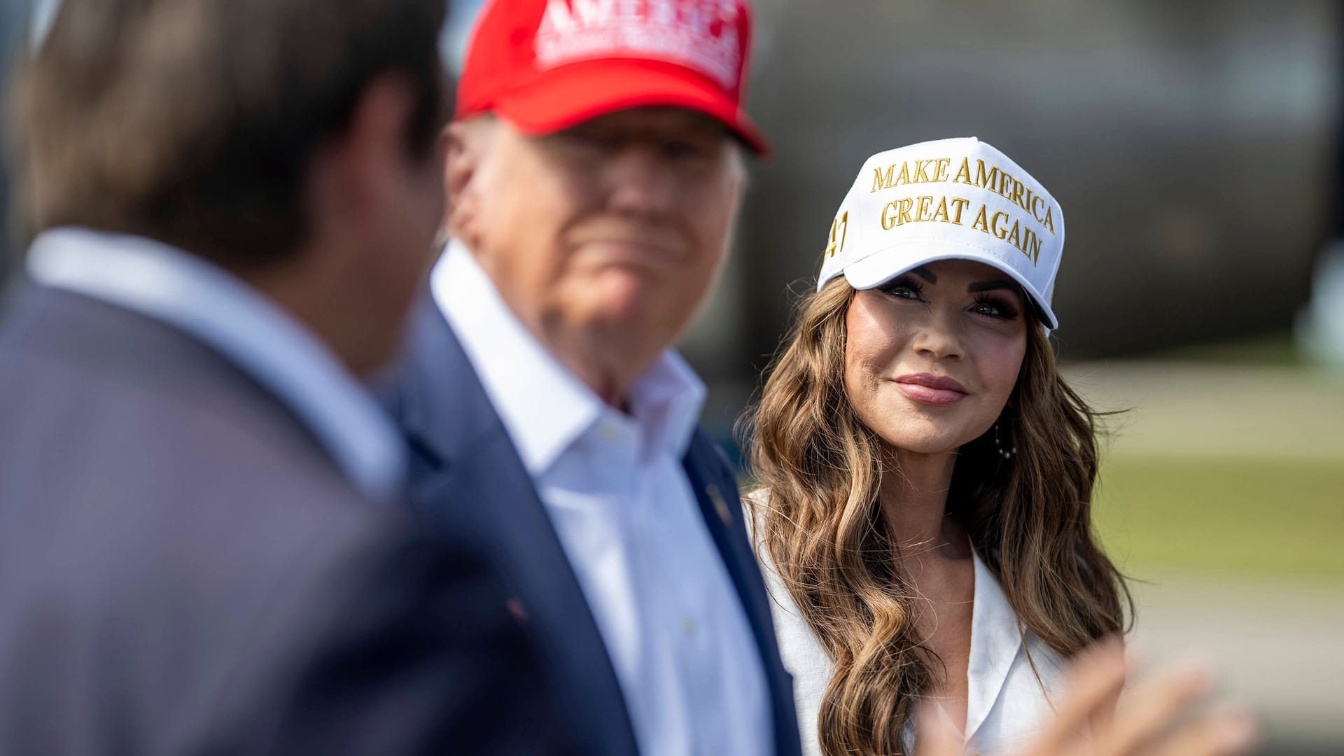 Donald Trump neben seiner Ministerin für Innere Sicherheit, Kristi Noem: Neben der typischen roten, trägt sie auch die weiße MAGA-Kappe (Archivbild).