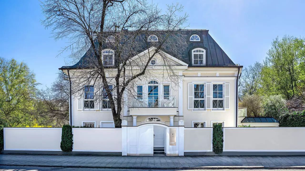 Hohe Decken und ein Marmorbad – dazu Top-Lage: Das kostet aber auch rund 15 Millionen Euro.