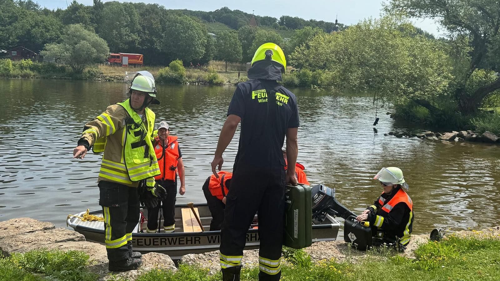 Auch die Freiwillige Feuerwehr Winterhausen beteiligte sich am Einsatz: "Der Uferbereich, der Flussbereich selbst mit Tauchern und so weiter - das alles ist abgesucht", sagte ein Polizeisprecher.
