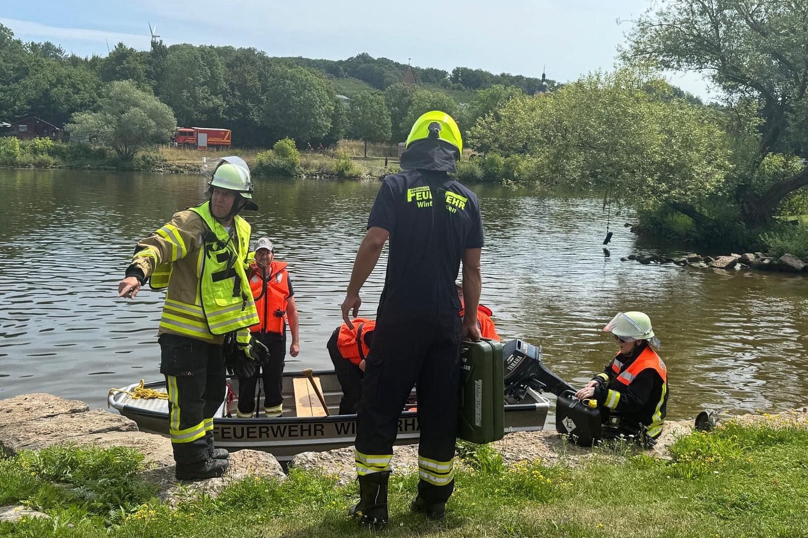 Auch die Freiwillige Feuerwehr Winterhausen beteiligte sich am Einsatz: "Der Uferbereich, der Flussbereich selbst mit Tauchern und so weiter - das alles ist abgesucht", sagte ein Polizeisprecher. Auch die Freiwillige Feuerwehr Winterhausen beteiligte sich am Einsatz: "Der Uferbereich, der Flussbereich selbst mit Tauchern und so weiter - das alles ist abgesucht", sagte ein Polizeisprecher.