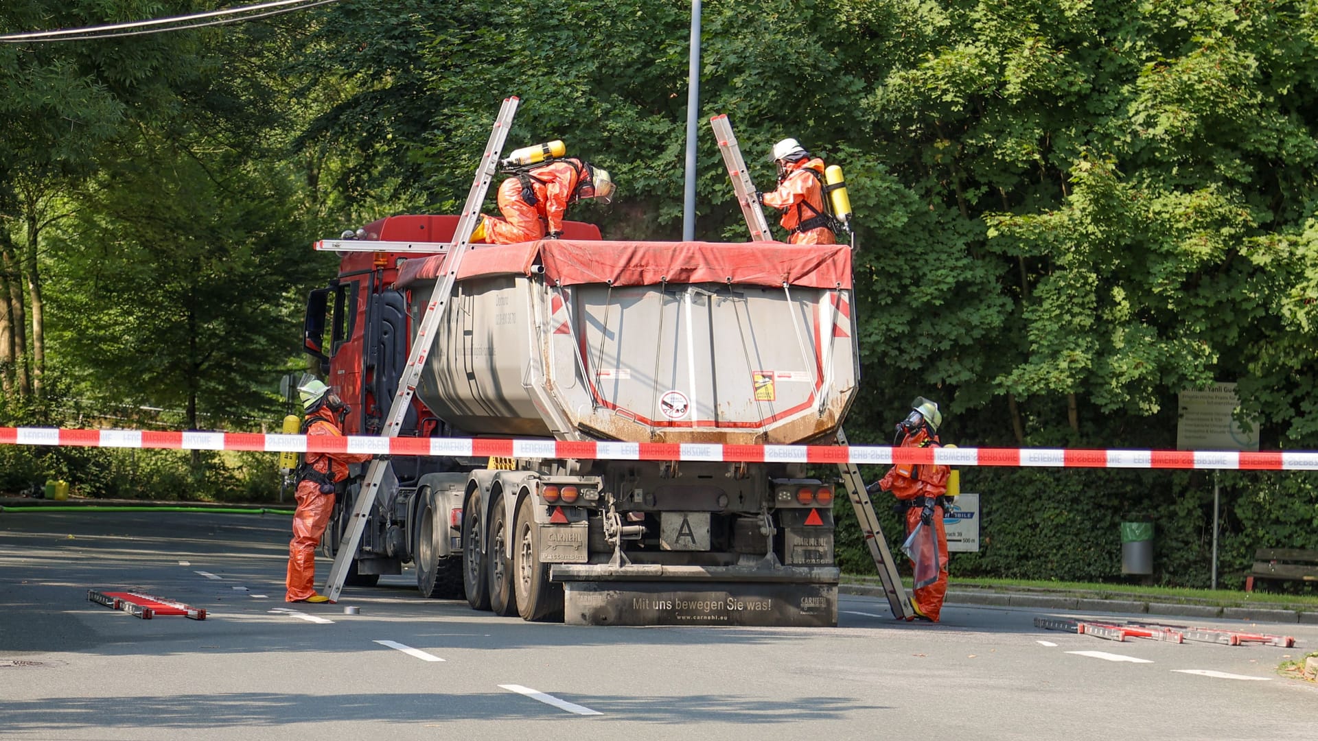 Die Feuerwehr Essen bei einem Einsatz in Kettwig: Durch ein Loch in der Abdeckplane eines Lkws war Regenwasser eingedrungen und hatte mit der Ladung reagiert.