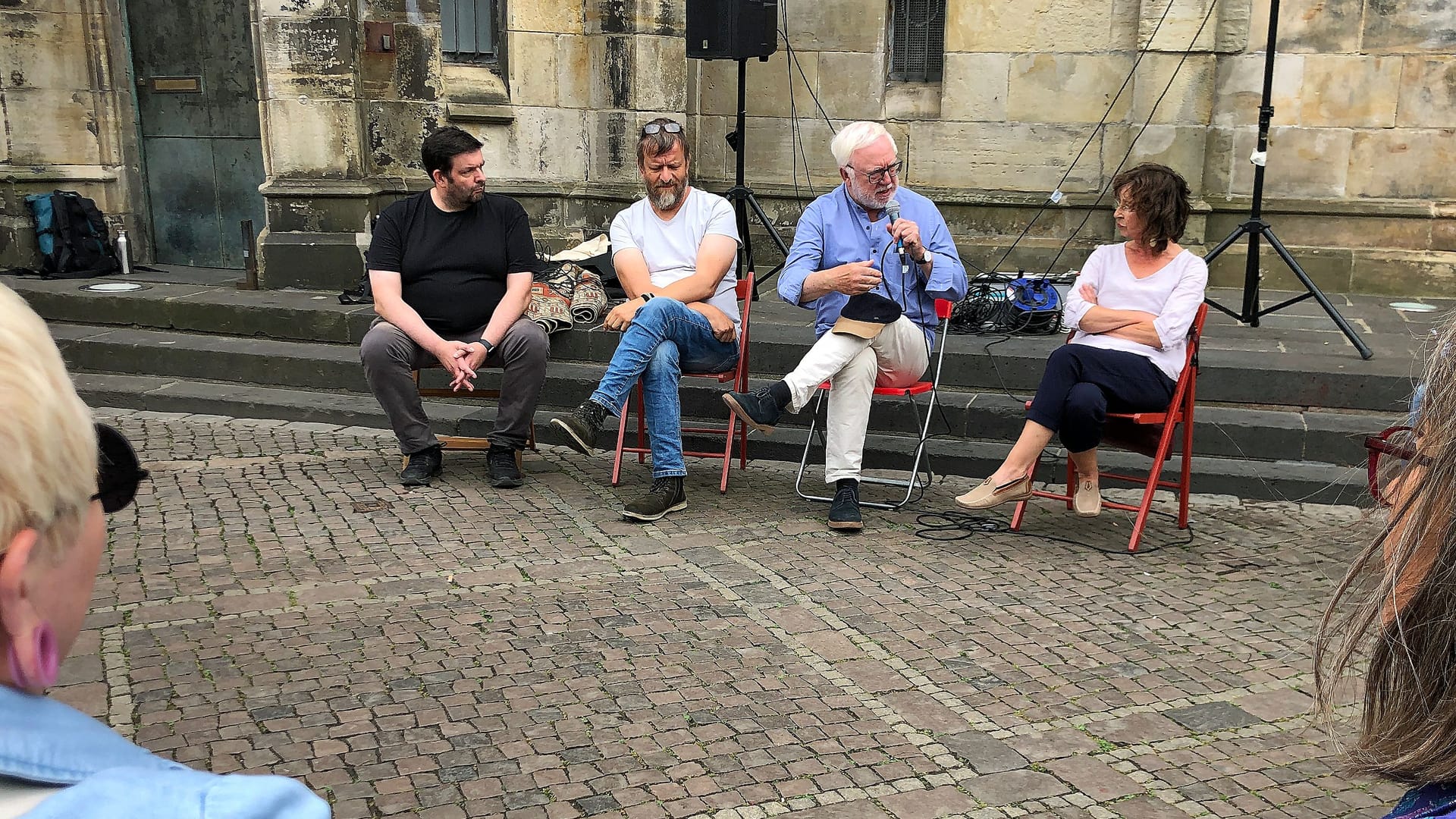 Lokalpolitiker diskutieren vor dem Rathaus: LEG fällt in den Bereich Landespolitik.