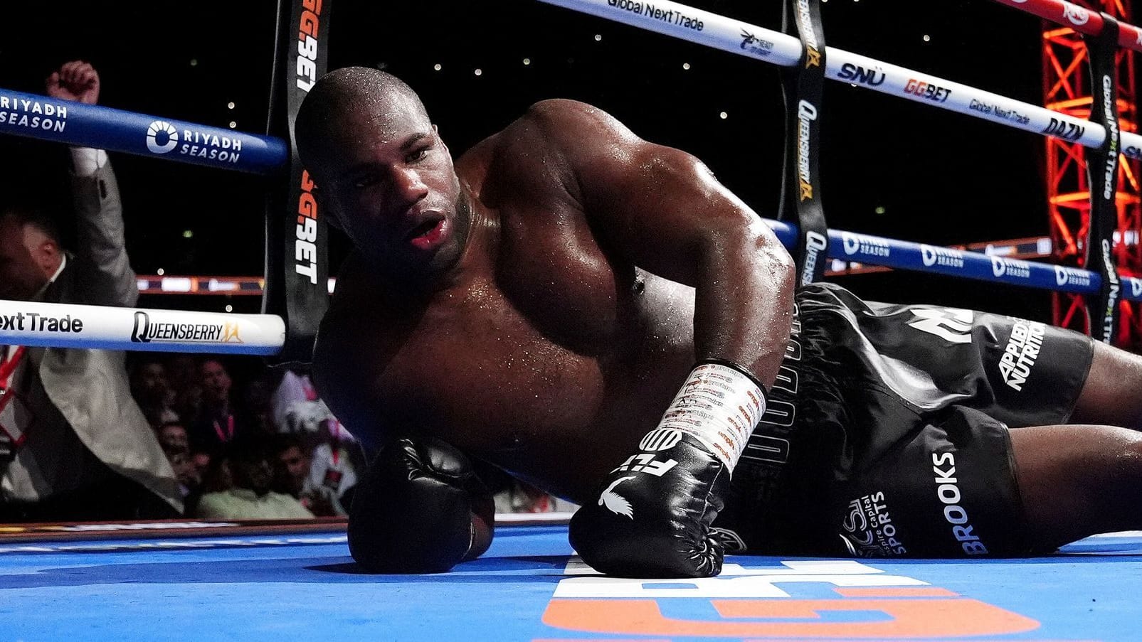 Daniel Dubois am Boden.