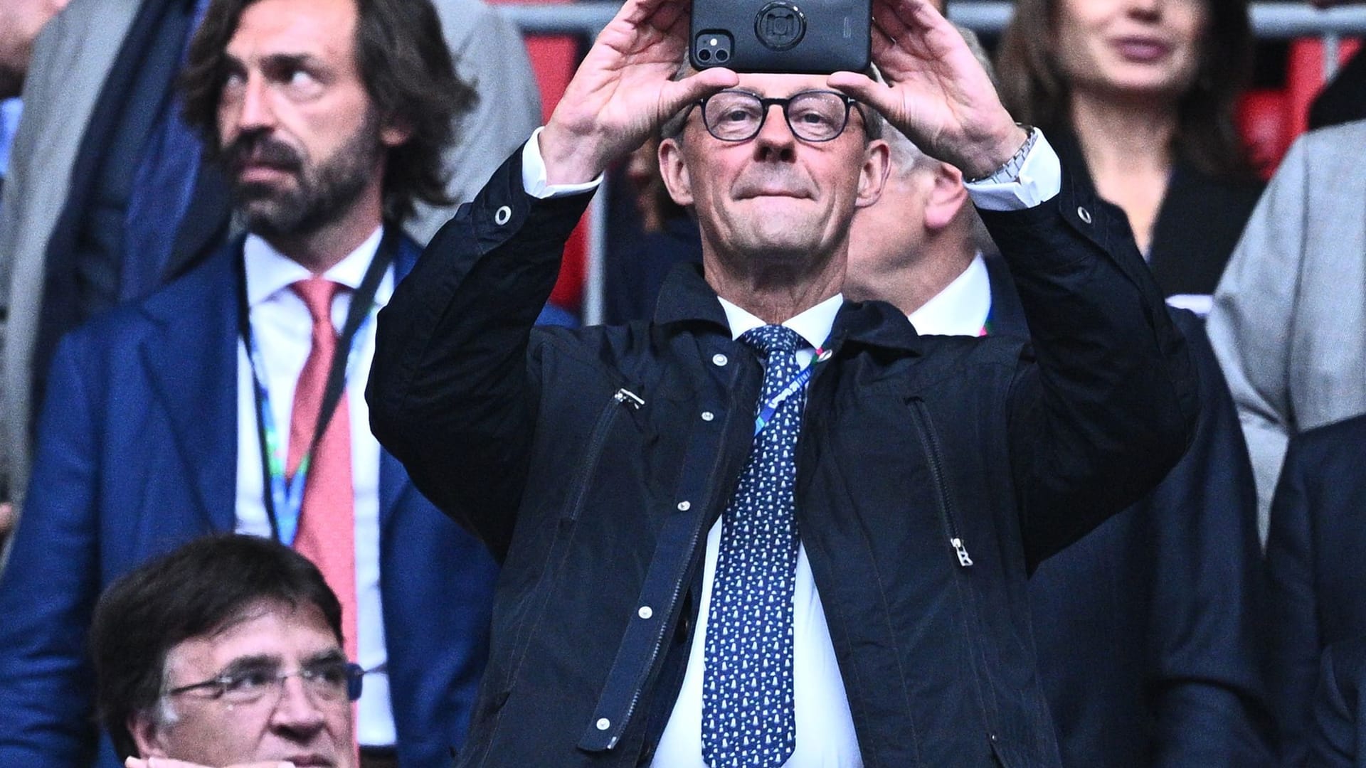 Fußball-Fan Friedrich Merz Fußball-Fan Friedrich Merz