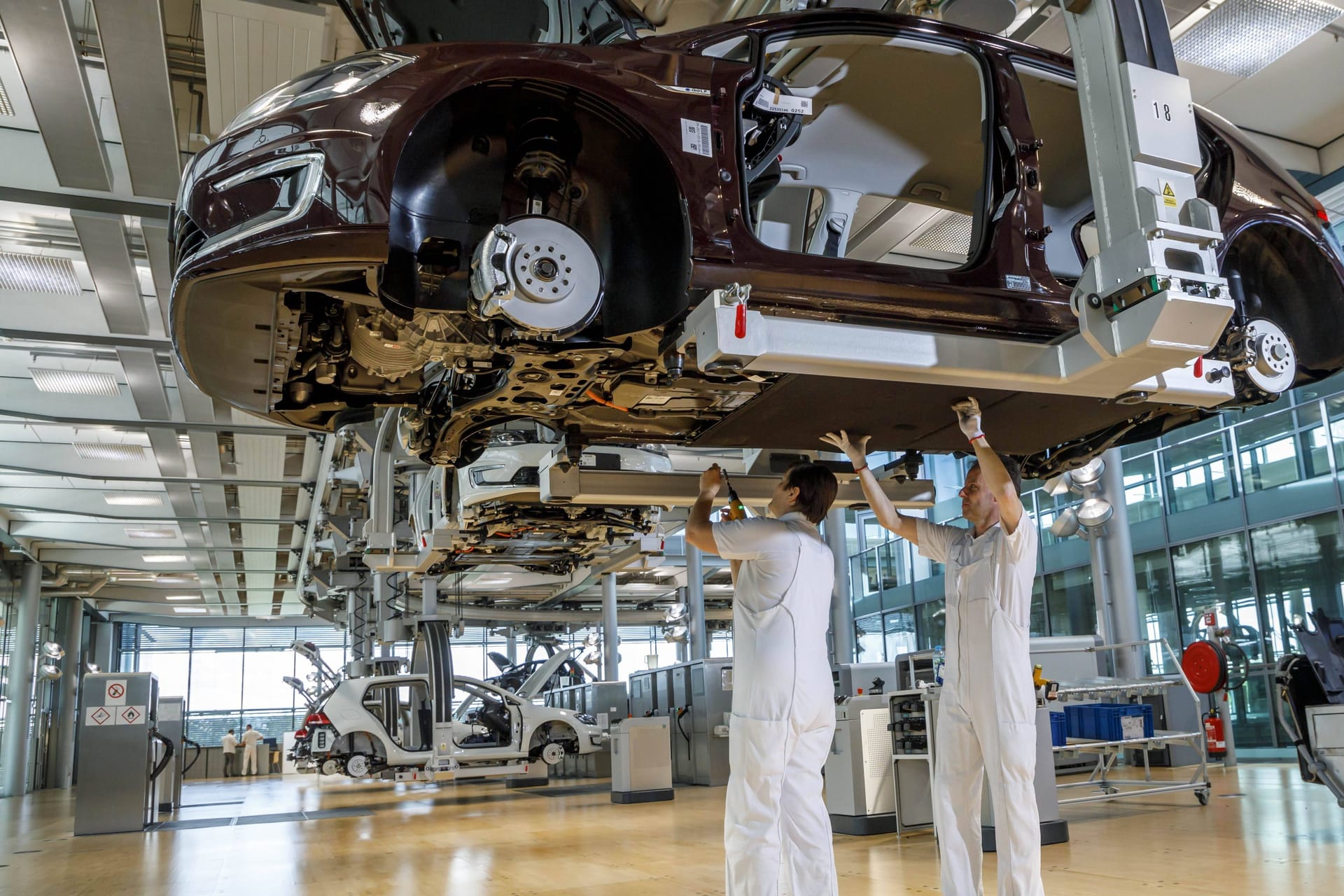 Arbeiter in einem VW-Werk (Symbolbild): Die Autoindustrie produzierte fast fünf Prozent mehr als im Vorjahreszeitraum.