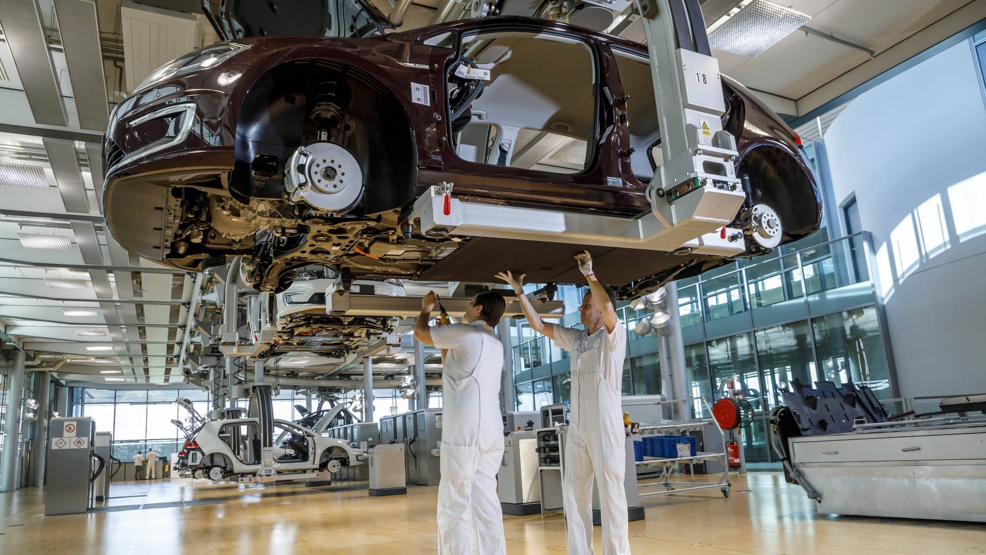Arbeiter in einem VW-Werk (Symbolbild): Die Autoindustrie produzierte fast fünf Prozent mehr als im Vorjahreszeitraum.