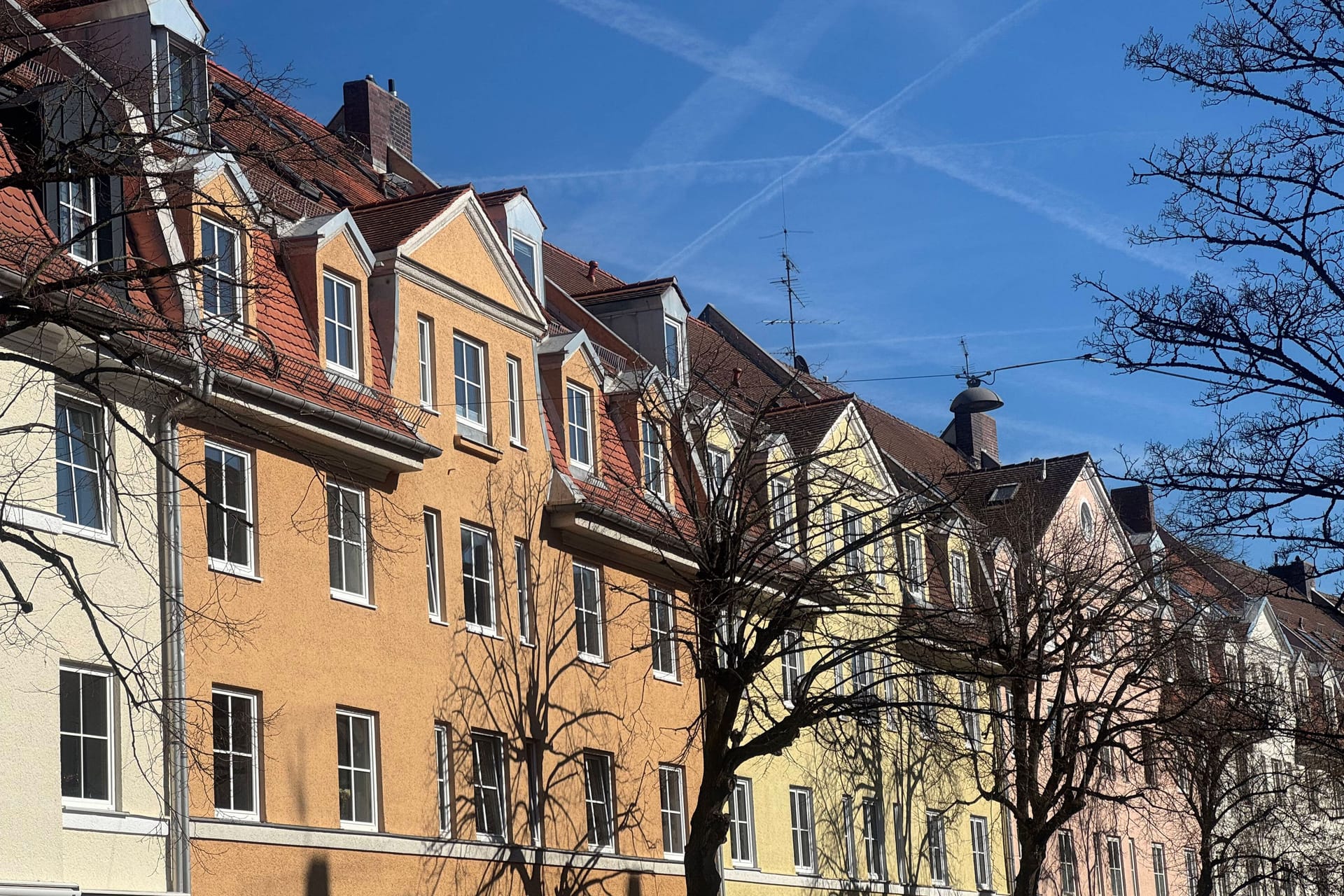 Häuserreihe im Stadtteil Giesing (Archivbild): Sowohl Kaufen als auch Mieten ist in München überdurchschnittlich teuer.
