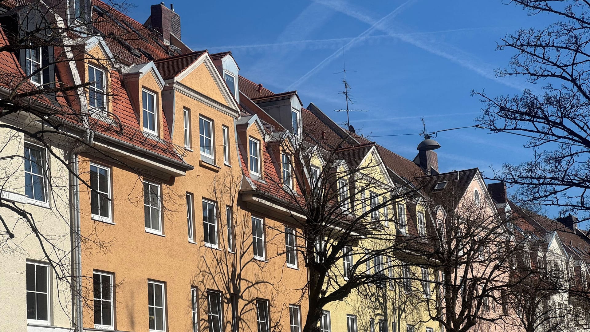 Häuserreihe im Stadtteil Giesing (Archivbild): Sowohl Kaufen als auch Mieten ist in München überdurchschnittlich teuer.