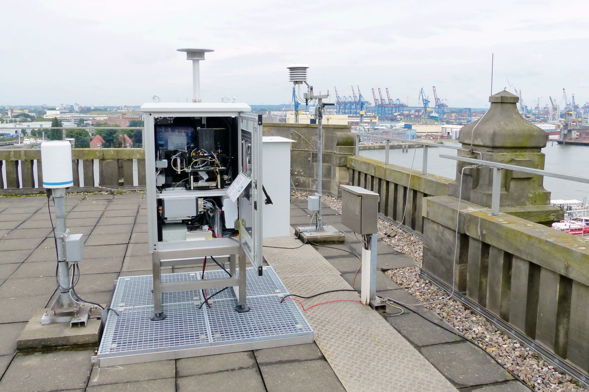 Der neue automatische Pollenmonitor: Er steht auf dem Dach des Seewetteramtes in Hamburg.
