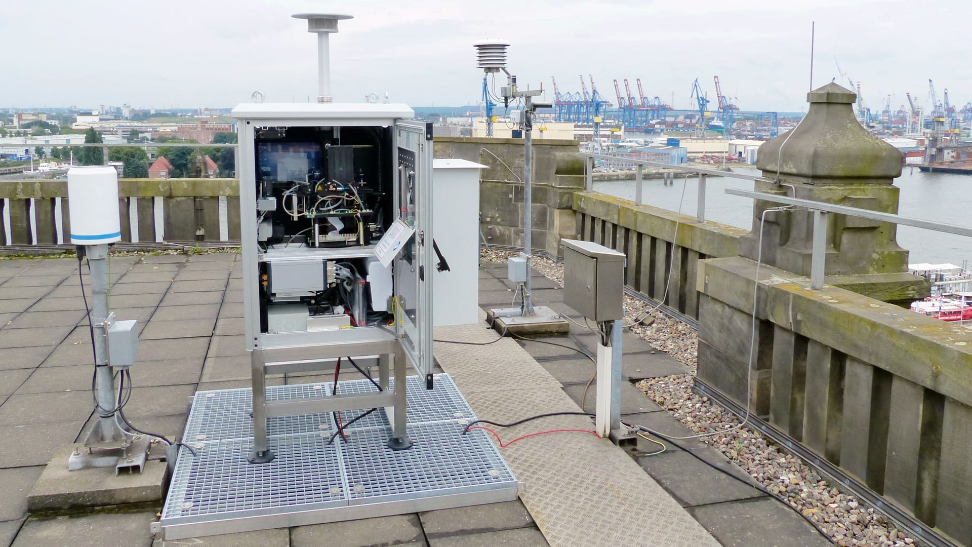 Der neue automatische Pollenmonitor: Er steht auf dem Dach des Seewetteramtes in Hamburg. Der neue automatische Pollenmonitor: Er steht auf dem Dach des Seewetteramtes in Hamburg.